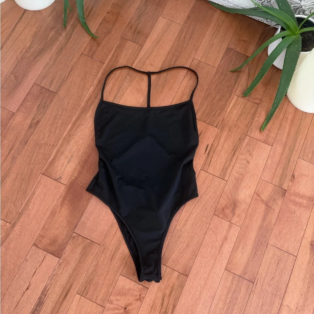 PRETTY LITTLE THINGS backless bodysuit - Picture 2 of 2